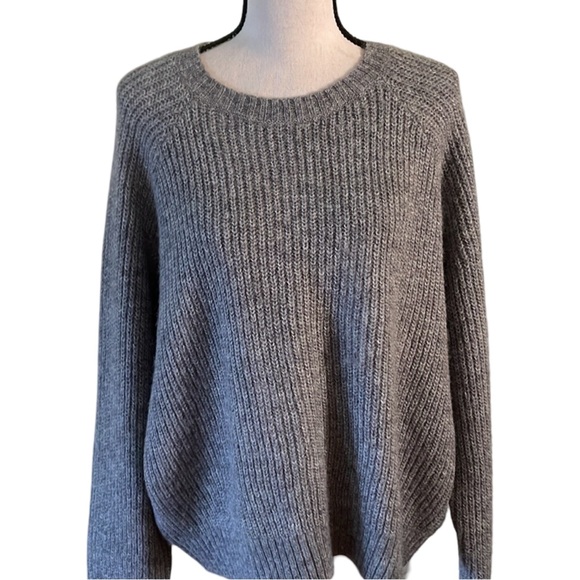 Old Navy Heather Gray Cozy Shaker Stitch Crew Neck Sweater Size Medium - Picture 2 of 8